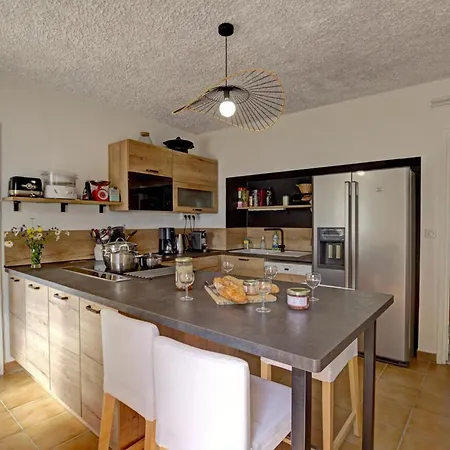 Holiday home Avec Piscine, Et Jeux Exterieurs Dans Le Beaujolais - Fr-1-496-247 *